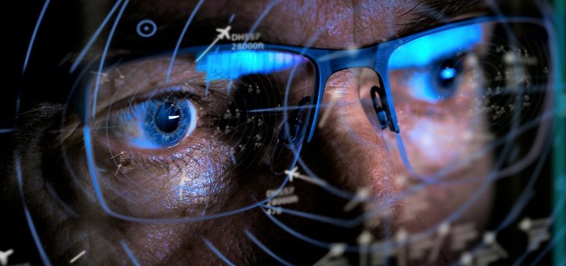 Fluglotse mit Brille vor Radar Fluglotse mit Brille vor Radar